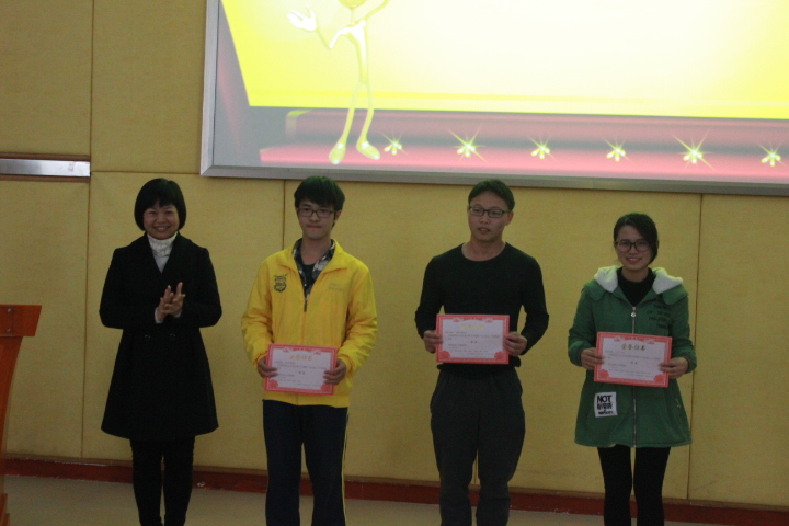 校党委宣传部副部长沈冬苗为一等奖获奖队伍颁奖