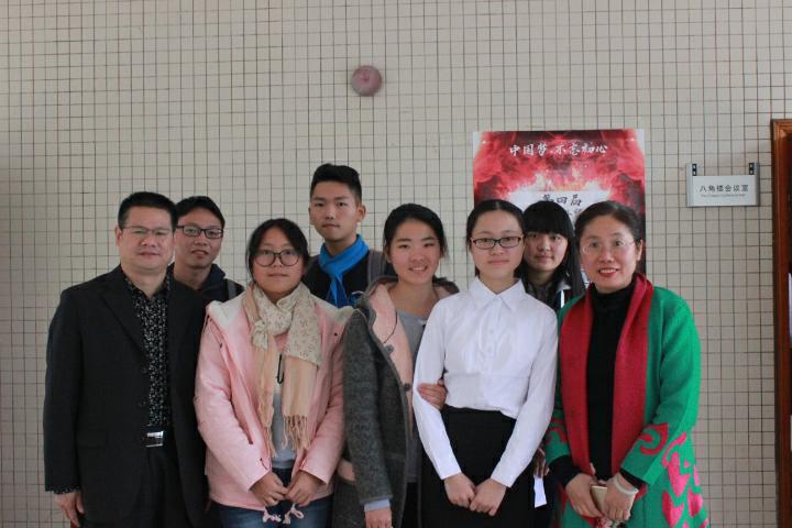 本届一等奖作品《莫失莫忘》队伍与指导老师、嘉宾合影留念